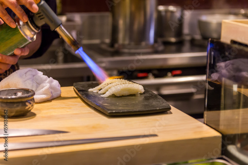 Sushi wird frisch flambiert