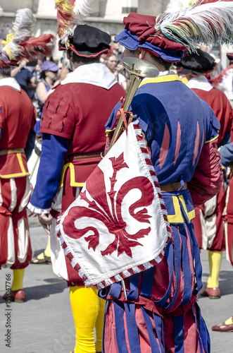 Figurante in costume del corteo storico fiorentino che suona la tromba