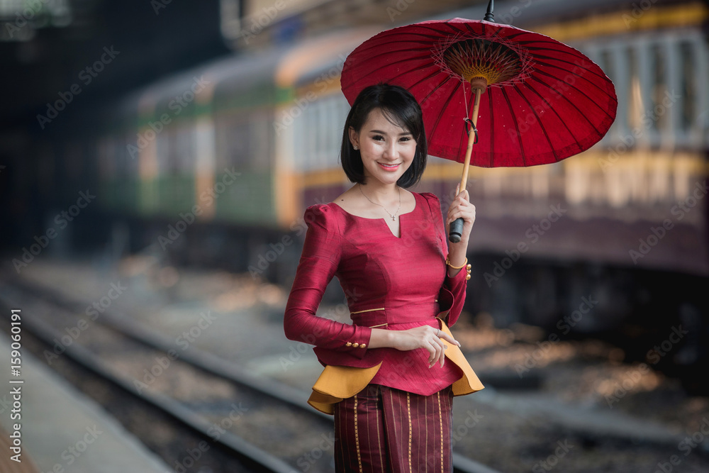 Φωτογραφία Beautiful Thai girl in Thai costume,Asian woman wearing traditional Thai culture at train station,Bangkok