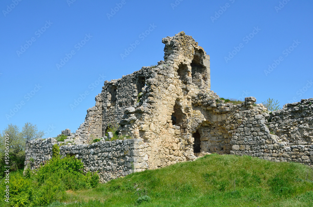 Крым, руины цитадели Мангуп-Кале в ясную погоду в мае
