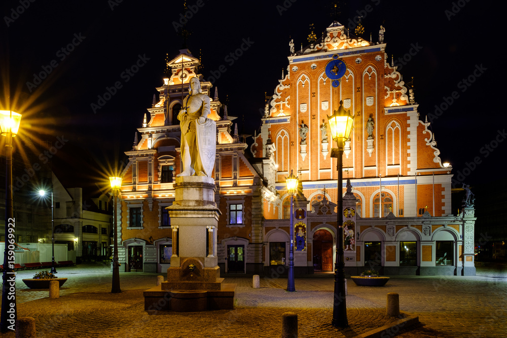 Obraz premium City Hall Square with House of the Blackheads in Old Town of Riga in the night, Latvia