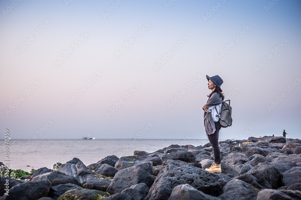 Obraz premium The woman at the beach