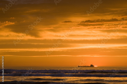 Sunset ship © Rhys
