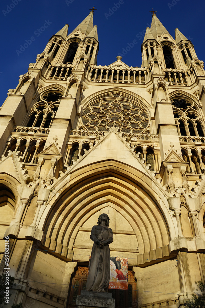 Statue der Jeanne d'Arc (Joan of Arc). Kirche Saint-Vincent de Paul, Marseille