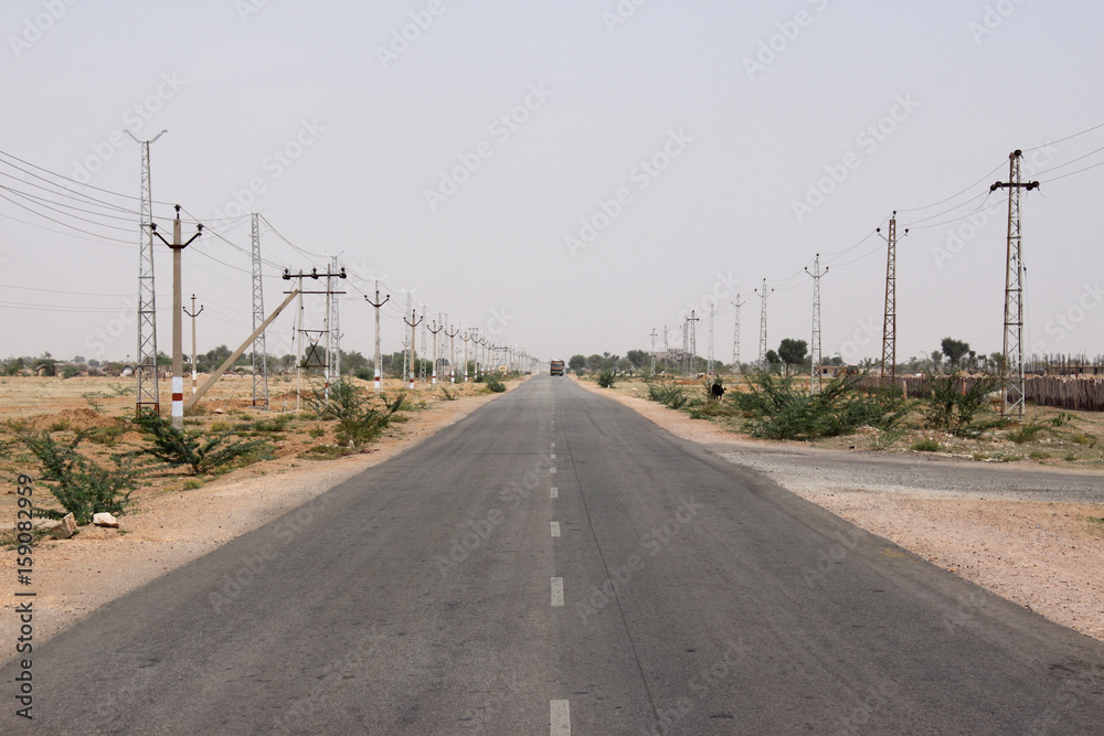Fernverkehr auf der schnurgeraden Landstraße zwischen Bikaner und Jaisalmer, Rajasthan, Indien