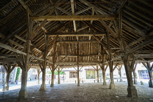 F, Burgund, Nolay, mittelalterliche, mit Kalkplatten gedeckte Markthalle aus dem 14. Jahrhundert und aus Kastanienholz gefertigt