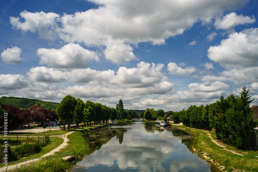 F, Burgund, Schleuse bei Tonnerre am Canal de Bourgogne, leuchtender, strahlender Sommerhimmel mit weißen Wolken