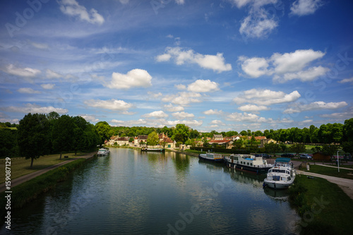 F, Burgund, Schleuse bei Tanley am Canal de Bourgogne mit Ausflugsbooten, Hausbooten © JM Soedher