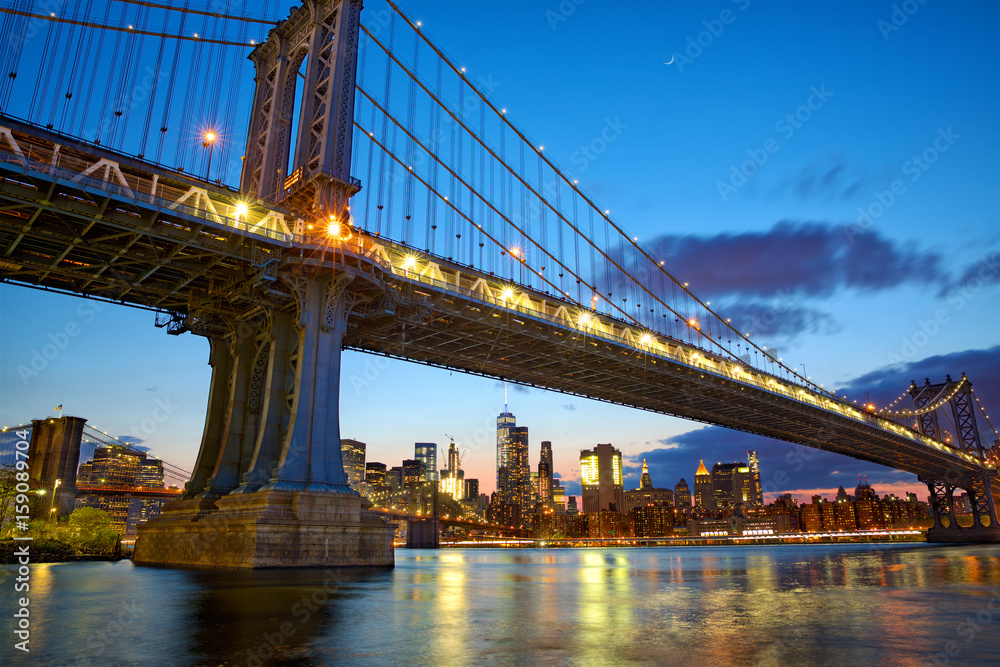 Fototapeta premium Manhattan bridge and New York City downtown skyline at dusk