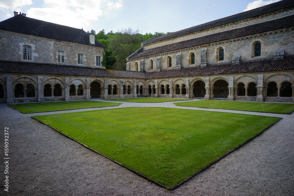 F, Burgund, Zisterzienserabtei Fontenay, Blick auf den Innenbereich des Kreuzgangs mit Nordflügel und Westflügel