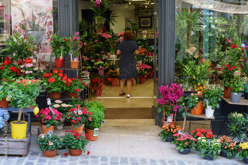 F, Burgund, Arnay-le-Duc, wunderschöner Eingang zu einem Blumenladen in der Altstadt