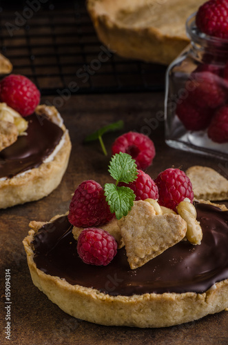 Chocolate tartalets with nuts