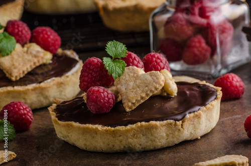 Chocolate tartalets with nuts