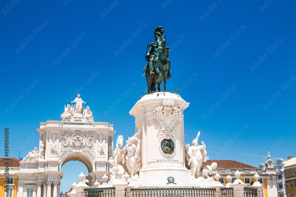 Obraz premium Equestrian statue of king Jose I on Commerce Plaza in Lisbon, Portugal, by sculptor Machado de Castro in 1775.