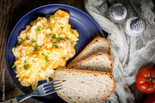 Obraz na plátne Scrambled eggs with onion and chives.