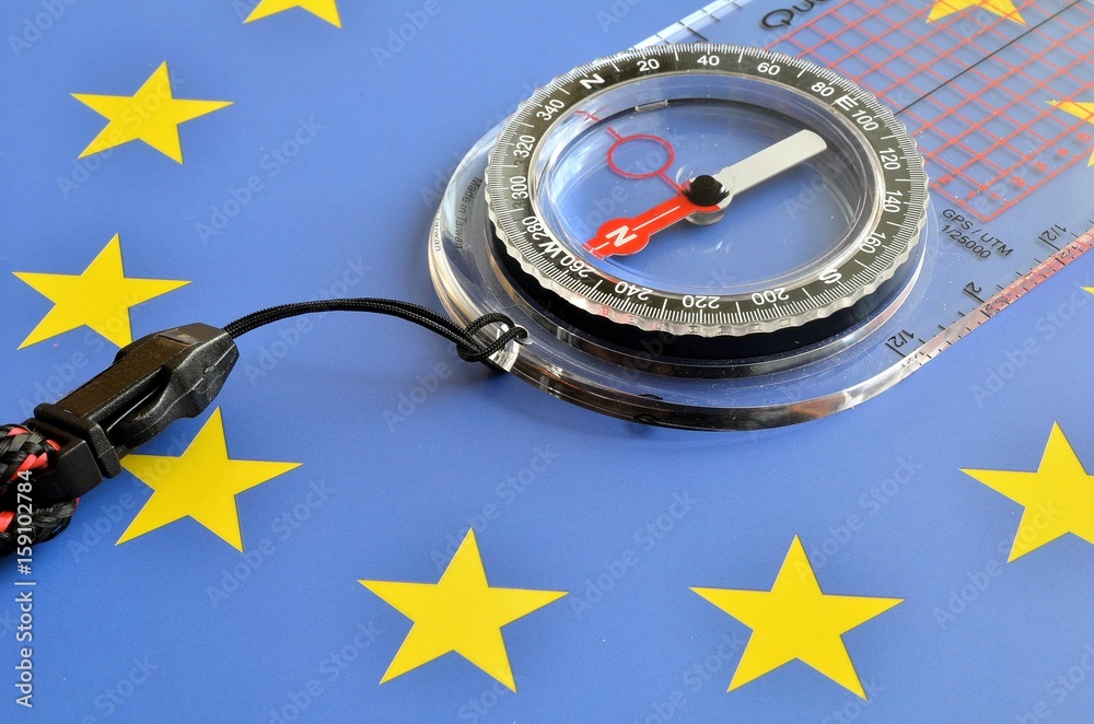 kompas na tle flagi unii europejskiej - obrazy, fototapety, plakaty 