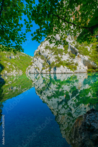 Basses Gorges du Verdon, Provence, France. Paysage avec beau reflet dans l'eau calme.  Photo verticale. photo