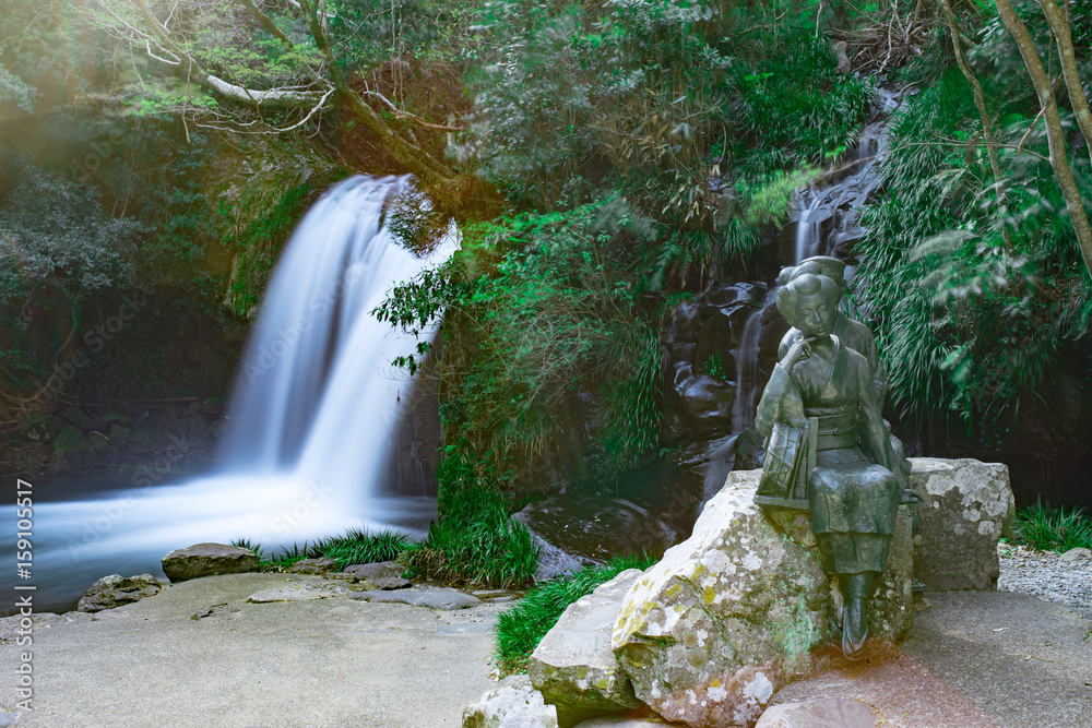 Fototapeta 滝と石像