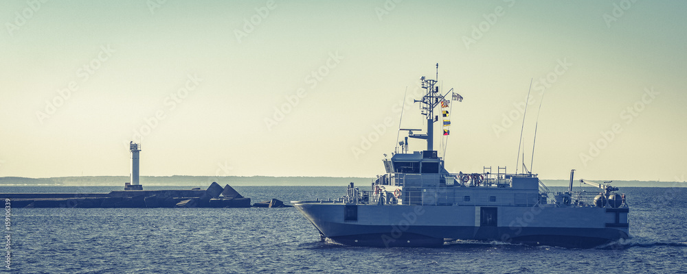 Obraz premium Small military ship