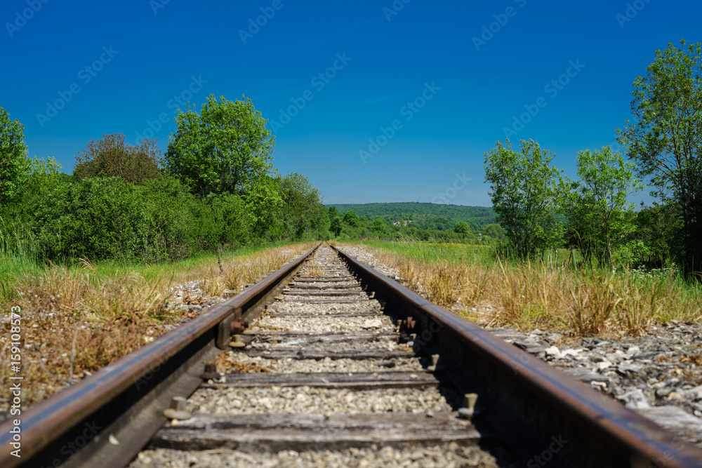 F, Burgund, Thorey-sur-Ouche, Bahnstrecke, Schmalspur, klarer, blauer, strahlender Himmel F, Burgund, Thorey-sur-Ouche, Bahnstrecke, Schmalspur, klarer, blauer, strahlender Himmel