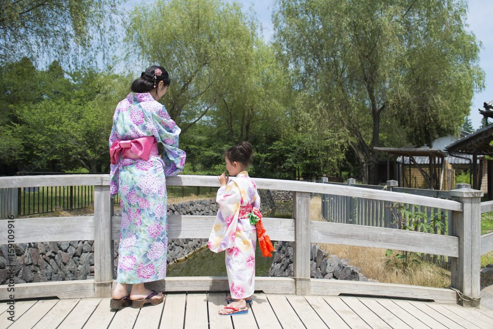 浴衣を着た親子 浴衣を着た親子