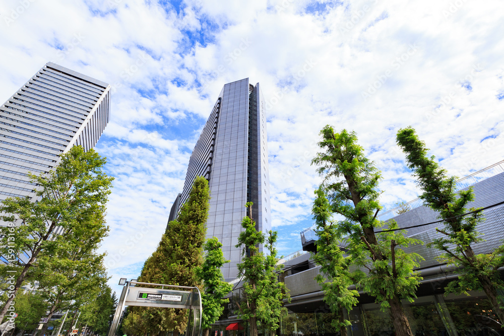 Fototapeta premium 大阪ビジネスパーク -高層ビルと地下鉄入口-