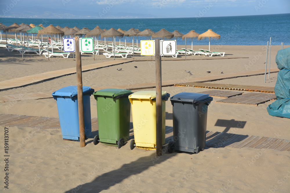 contenedores de basura en la playa foto de Stock | Adobe Stock