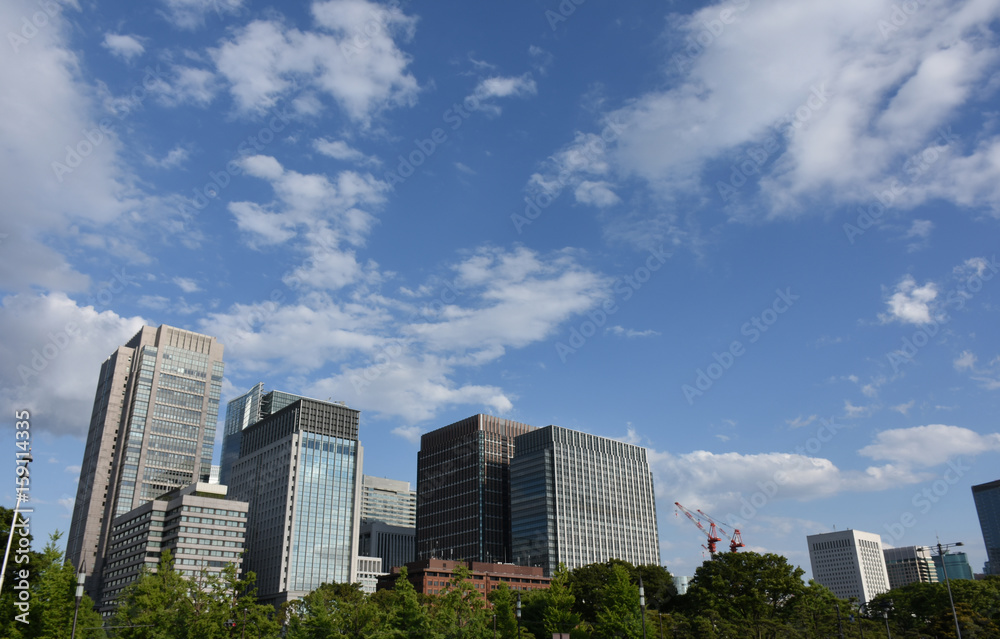 日本の都市風景・青空と雲（丸の内などのビル群）