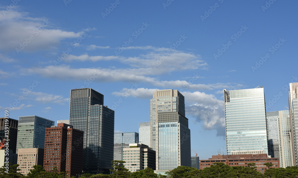 日本の東京都市景観・雲と青空（丸の内のビル群を望む）