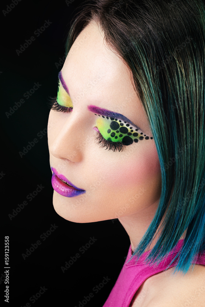 Portrait d'une jeune femme au maquillage fluo, les yeux fermés. Stock Photo