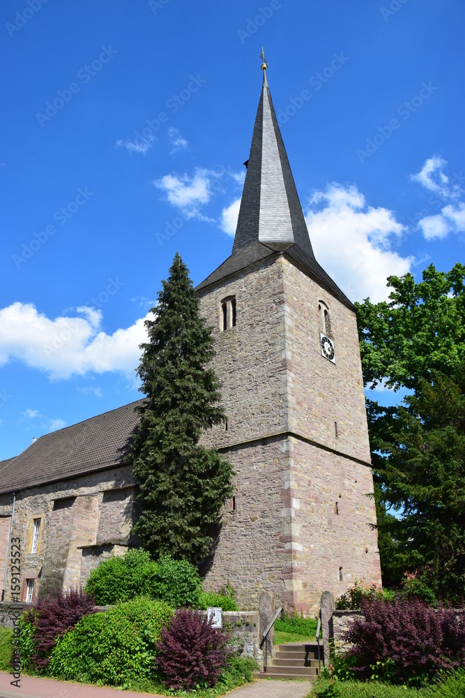 Fototapeta premium Mittelalterliche Dorfkirche Kirchohsen
