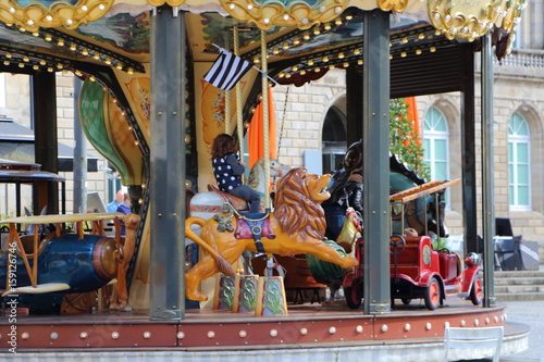 Petite fille sur manège à la fête foraine