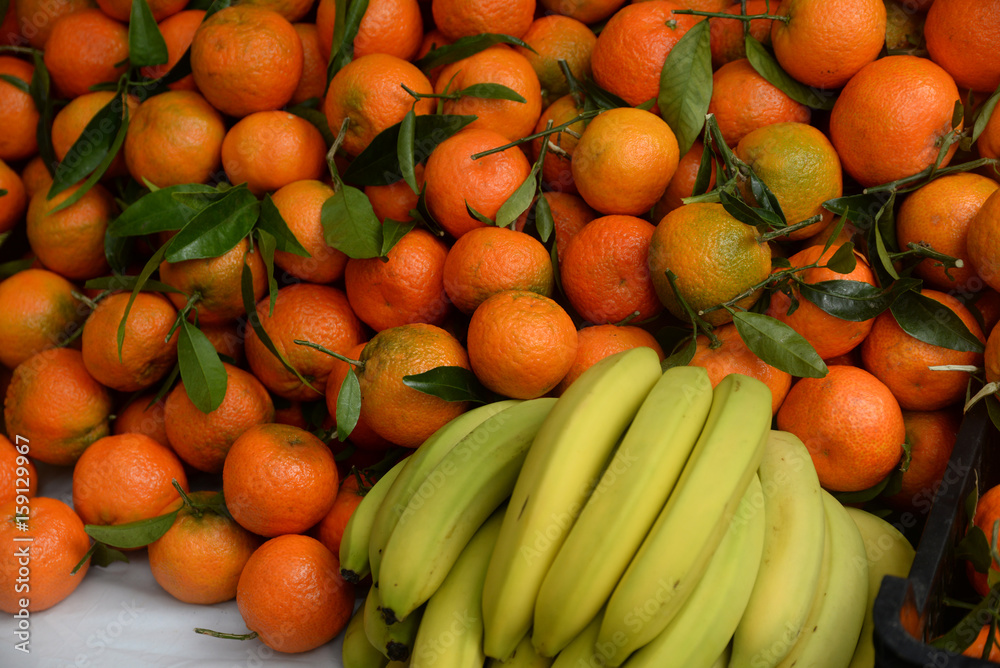 Apfelsinen und Bananen
