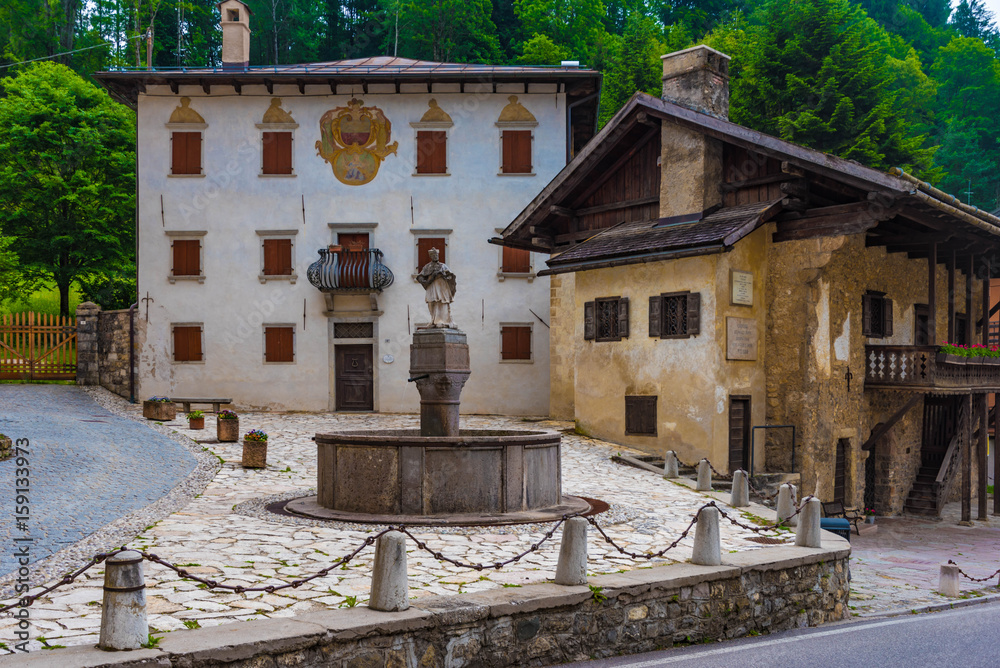 Tizian Geburtshaus mit Brunnen Pieve di Cadore