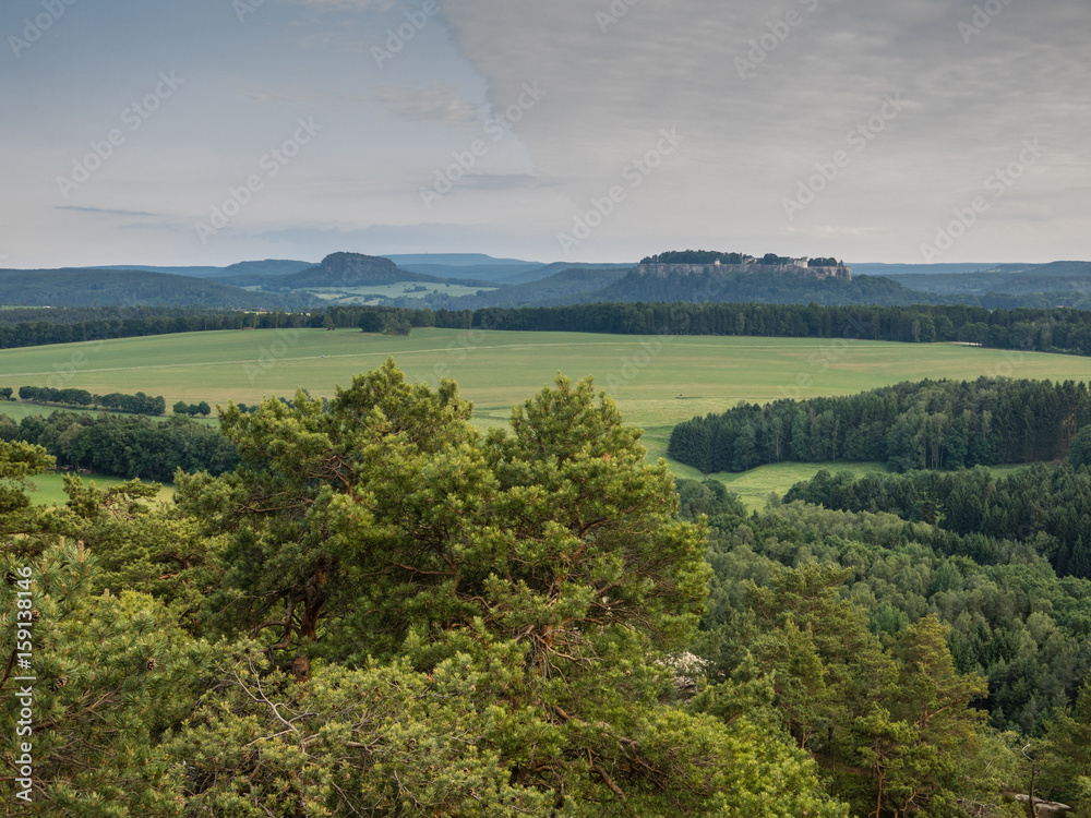 Blick über das Elbsandsteingebirge und die Festung Königstein