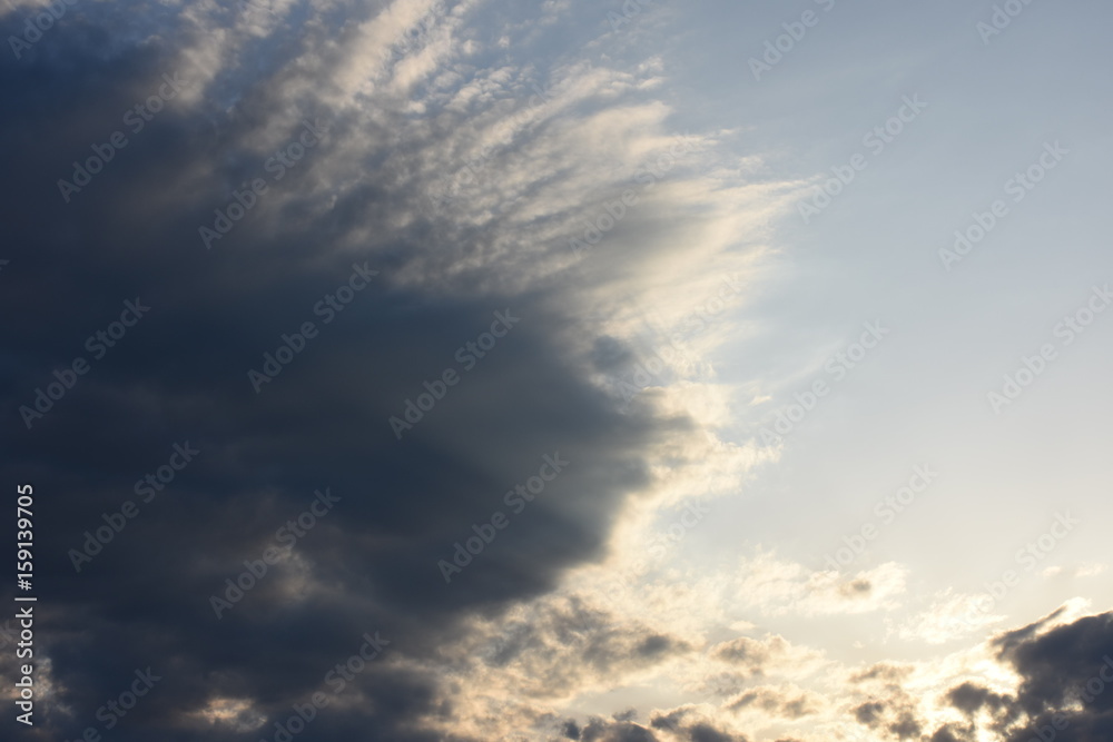 夕方の広がる雲「空想・雲の巨大モンスター（巨大ハリネズミなどのイメージ）と対峙するモンスター（右下）」（希望、挑戦、拡散、求める、負けない、対峙、などのイメージ）