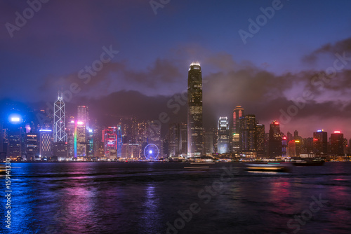 九龍半島から望む霧の日の香港の夜景