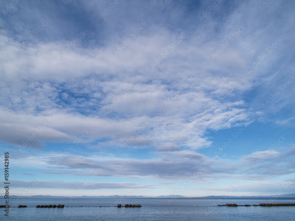 嵐の後　透き通った空　海岸風景