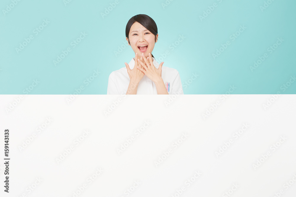 女性 看護師 メッセージボード 驚き 女性 看護師 メッセージボード 驚き