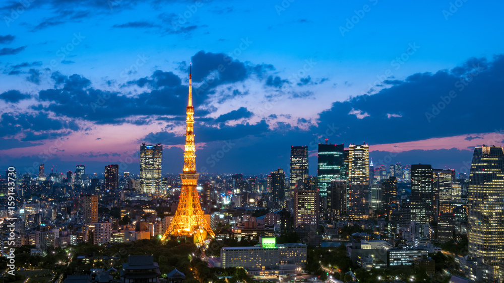 Obraz premium Zmierzchu widok Tokio wierza i środkowy Tokio