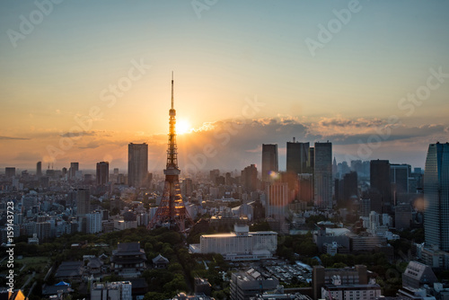 夕日に映える東京タワーと東京都心の景色