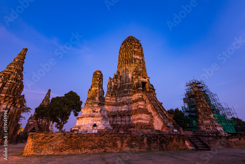 タイ・アユタヤ遺跡・ワット・チャイワッタナーラームの仏塔ライトアップ