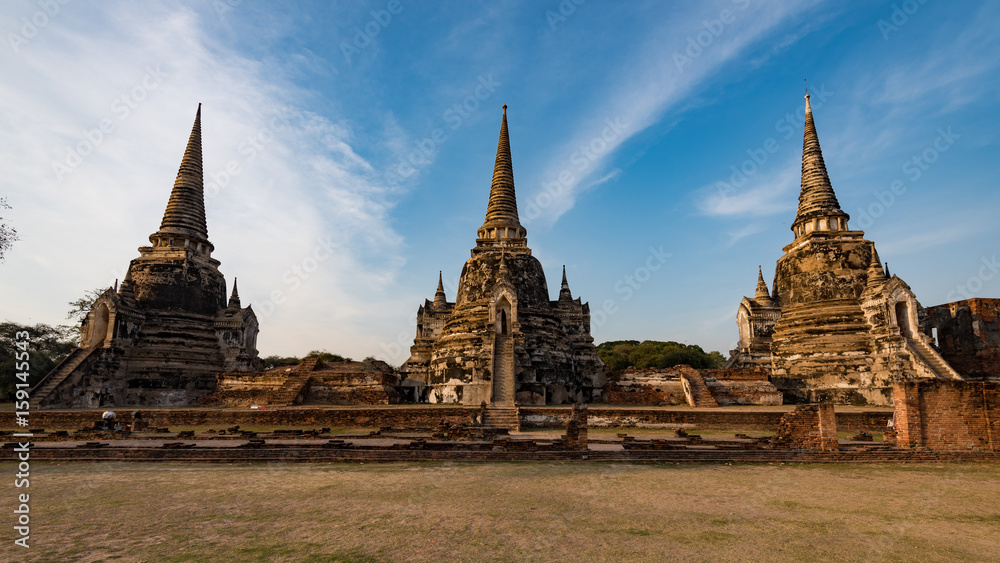 Fototapeta premium タイ・アユタヤ遺跡の ワット・プラ・シー・サンペットの仏塔