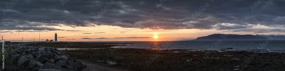 Sonnenuntergang mit Leuchtturm in Island, Panorama