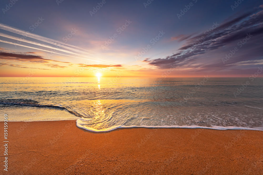 Obraz premium Sunset on the beach with beautiful sky.