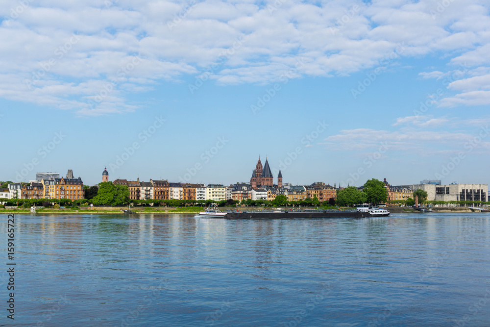 Panorama von Mainz mit St. Martin Dom bei wolken Himmel