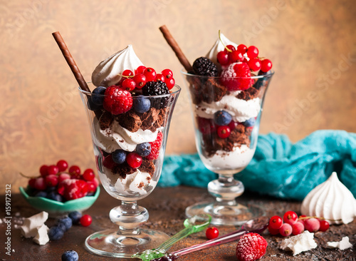 Foto Brownies and fresh berries trifle