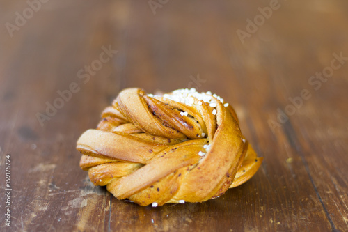 Zimt Schnecke Zimtschnecke auf alten Holz Hintergrund Tisch photo