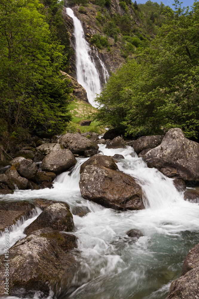 Naklejka premium Partschinser Wasserfall im südtiroler Vinschgau