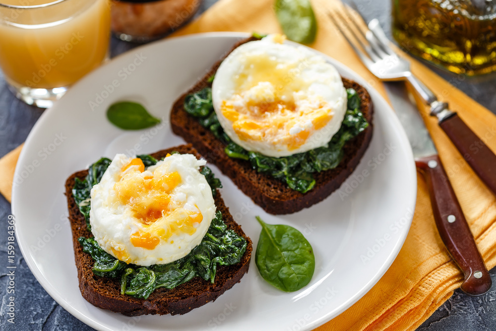 Healthy sandwich with spinach and poached eggs